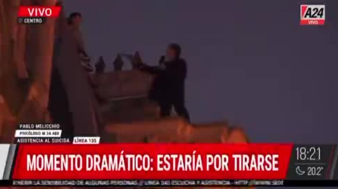 ⁣Un hombre se disfrazó de Batman y amenazó con arrojarse al vacío en Buenos Aires