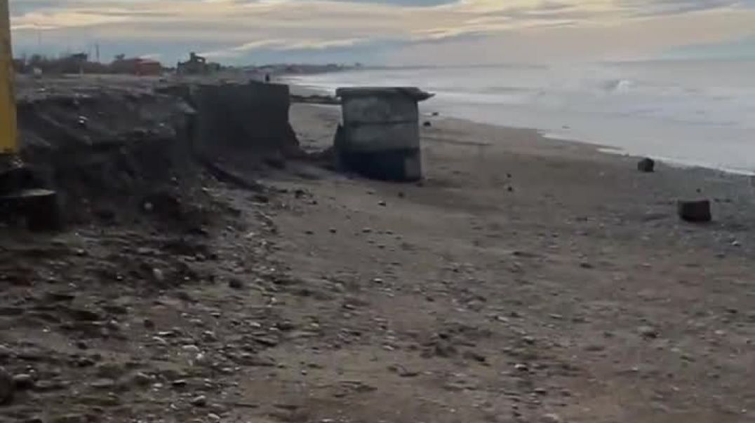 La marejada dejó descubierto un gran pozo ciego en Playa Unión